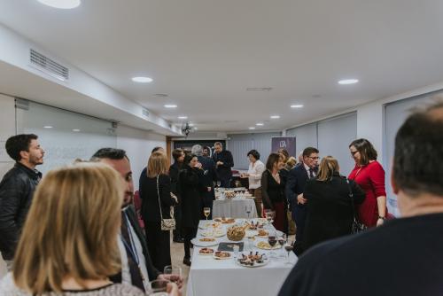 Ayer tuvo lugar en el colegio el tradicional aperitivo de Navidad que cada año reúne a la familia de Gestores Administrativos de la Región de Murcia. Durante el acto, contamos también con la imposición de las Insignias de Plata a cuatro extraordinarios compañeros de profesión, que han cumplido 25 años de ejercicio como Gestores Administrativos. Y también tuvimos unos minutos para presentar la nueva imagen y puesta en marcha oficial de la web colegial. Autoridades, colegiados, familiares y amigos aprovech